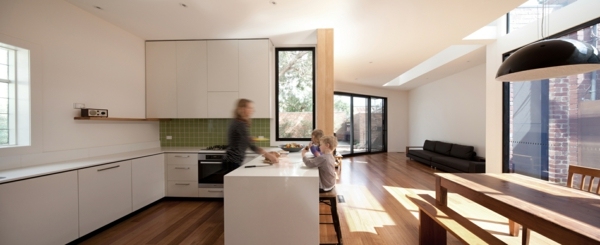 vitt utrustat kök inrättat vardagsrum
