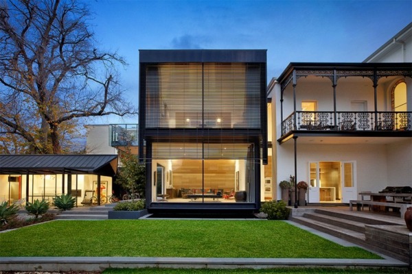 minimalistisk byggnadshusförlängning