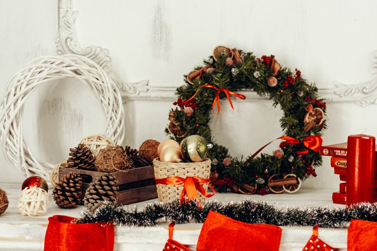 Dekorera till jul, knyt en festlig julkrans av naturmaterial