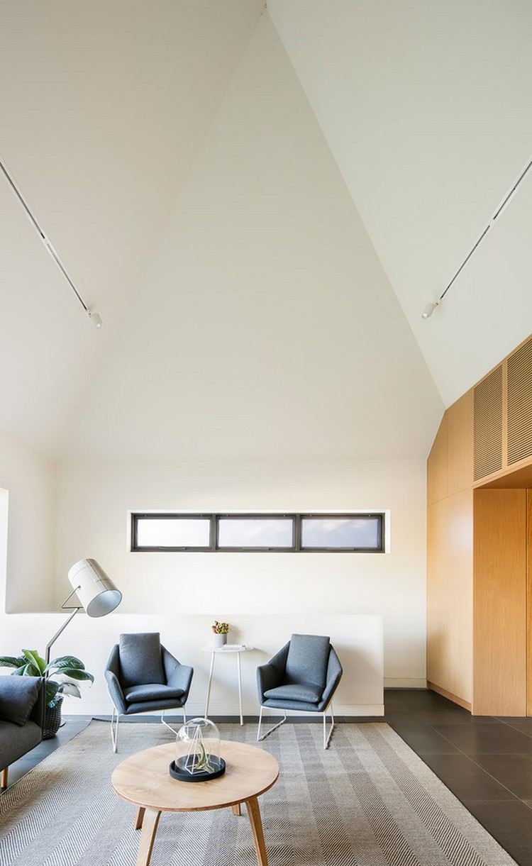 Hus-förlängning-gaveltak-vardagsrum-högt i tak-träbord