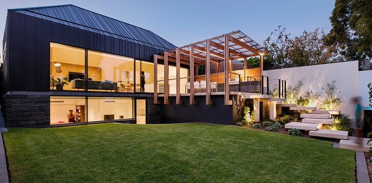 Husförlängning med sluttande takterrass-stor-utomhus-gräsmatta-fritidshus