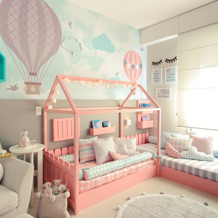 Hus säng för barn färgglada tapeter ballonger rosa sängram flickor gäst säng kuddar