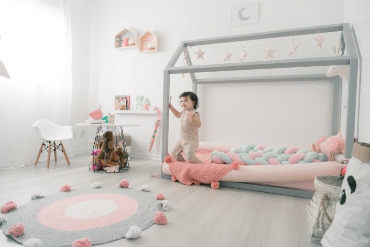 Hussäng för barn grå sängram rosa rund matta tjej Montessori plantskola