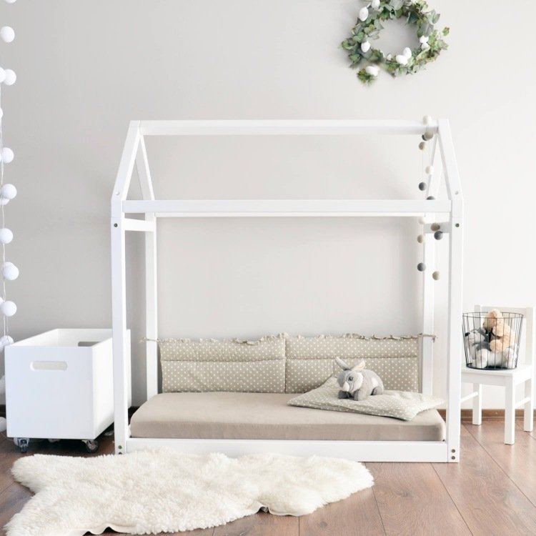 Husbädd för barn Montessori puristiska naturmaterial inrättade barnrum helt vita möbler
