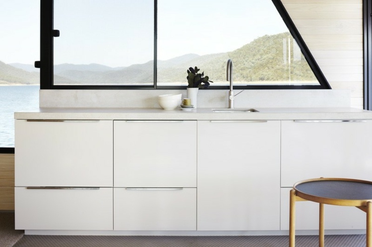 husbåt interiör köksskåp vit modern diskbänk design