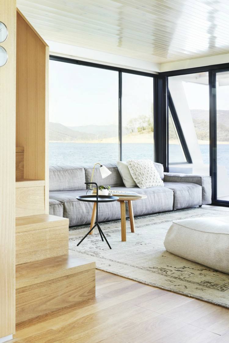 husbåt interiör vardagsrum matta soffa grå sidobord
