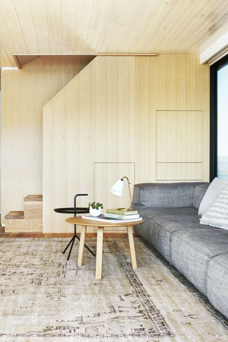 husbåt interiör soffa grå färg matta soffbord trä
