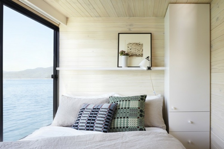 husbåt interiör utsikt sjö sovrum fönster vit garderob