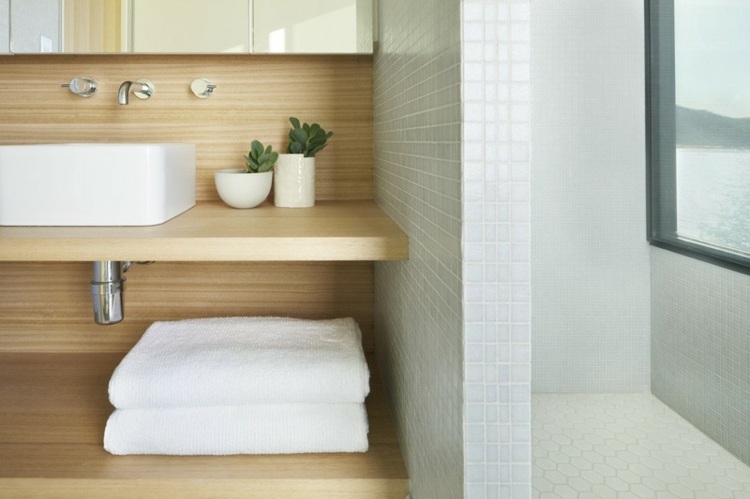 husbåt interiör badrum konsol handdukar dusch mosaik vit