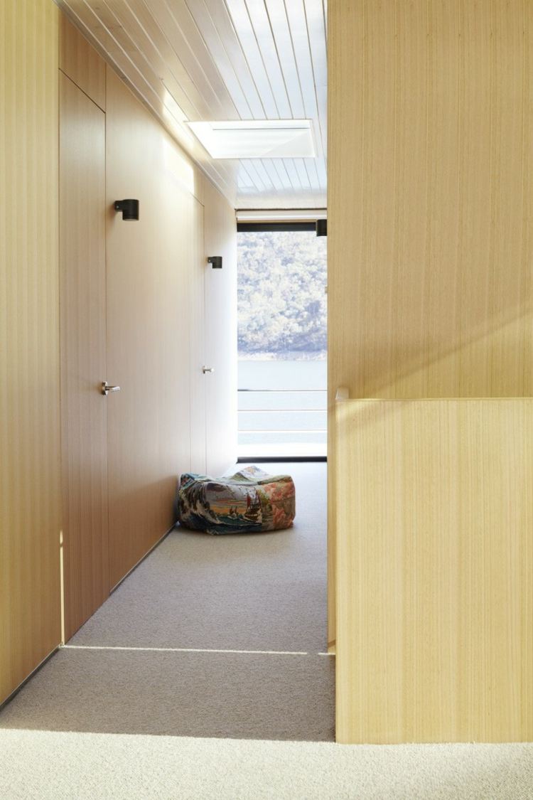 husbåt inre hall design enkla dörrar heltäckningsmatta beige