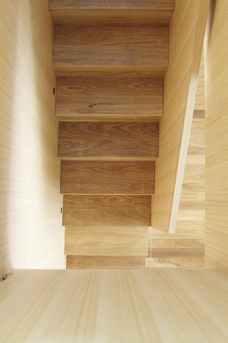 husbåt inre trappor trä räcke skandinavisk stil modern