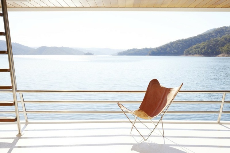 husbåt interiör möbler terrass stol panorama hill lake