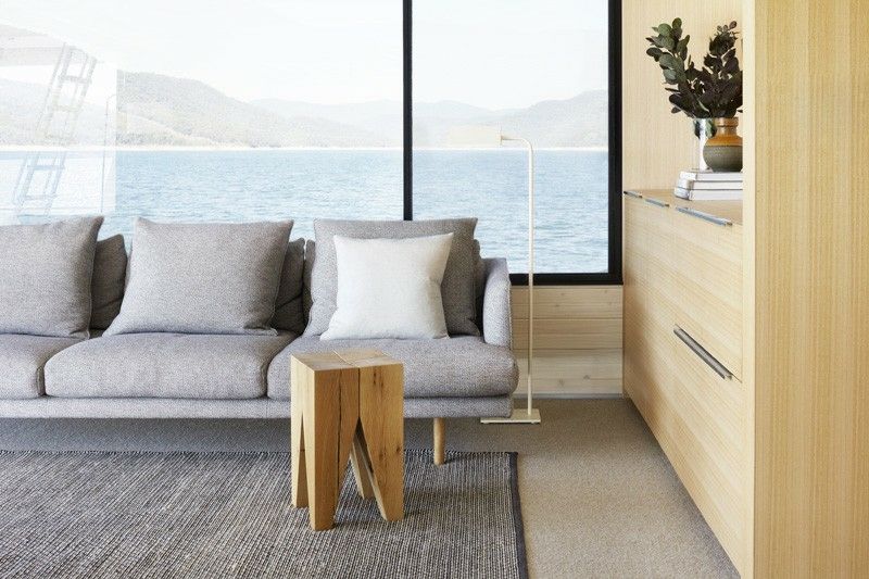 husbåt interiör vardagsrum matta soffa grå inbyggd garderob