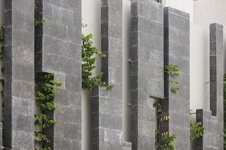 byggnad entré design natursten paneler beklädnad fasad modern planterad