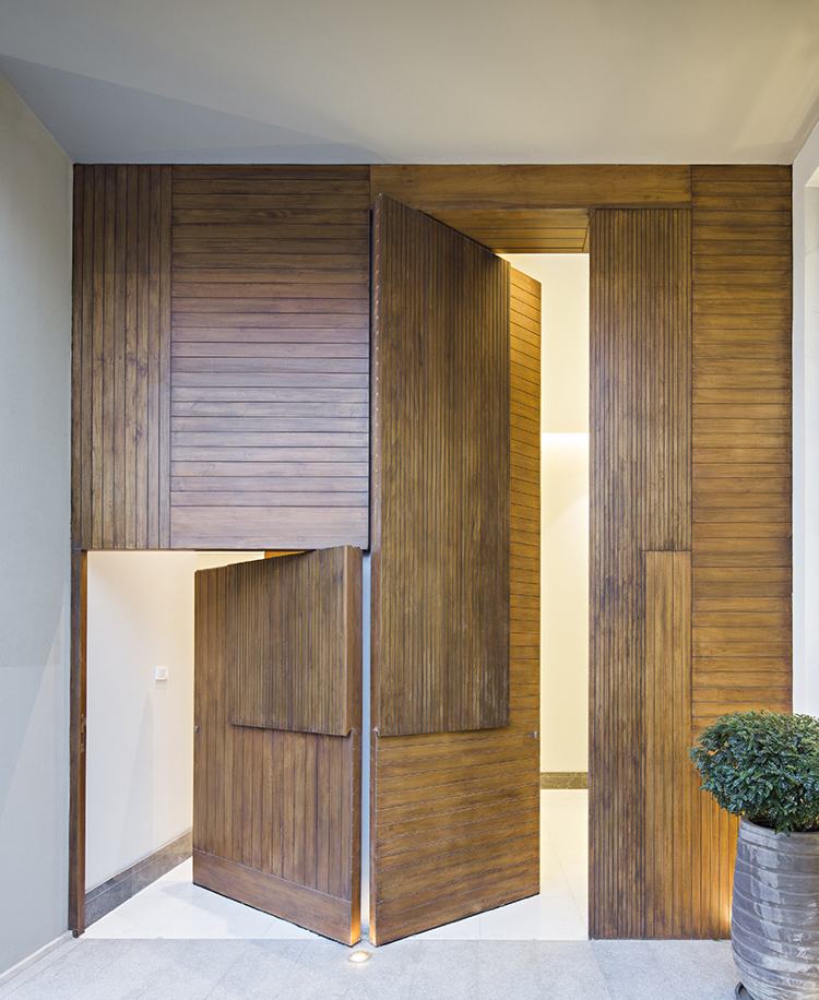 byggnad entré design dubbel dörr trä metallhandtag