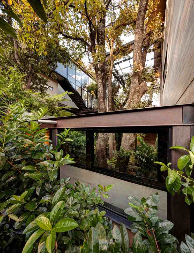 Husfasad av glas -moderna-estetik-exteriör-natur-landskap-betong-stål