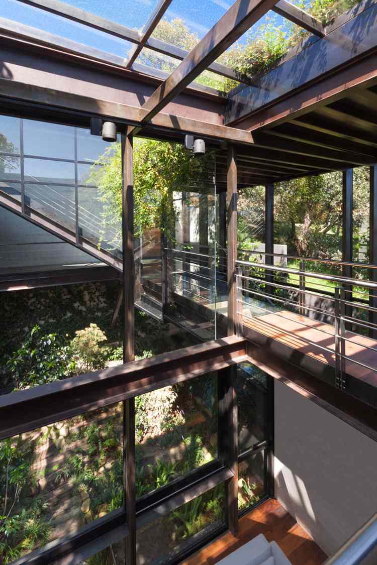 husfasad-glas-modern-estetik-interiör-terrass-stål-konstruktion-trappor-natur