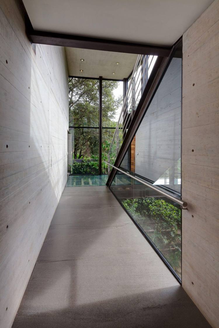 husfasad-glas-modern-estetik-interiör-betong-korridor-rostfritt stål-räcke
