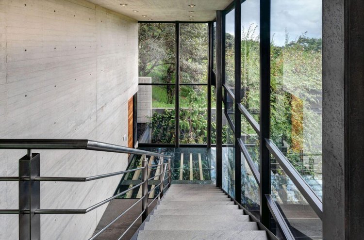 hus-fasad-glas-modern-estetik-interiör-trappor-steg-stål