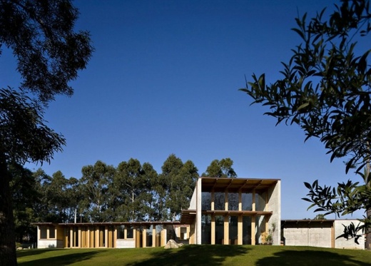 modern-hus-fasad-tillverkad av trä och betong
