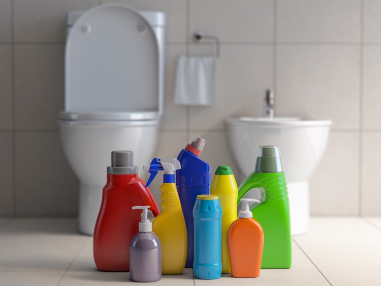 plastflaskor tvål desinfektionsmedel som rengör toaletten och desinficerar