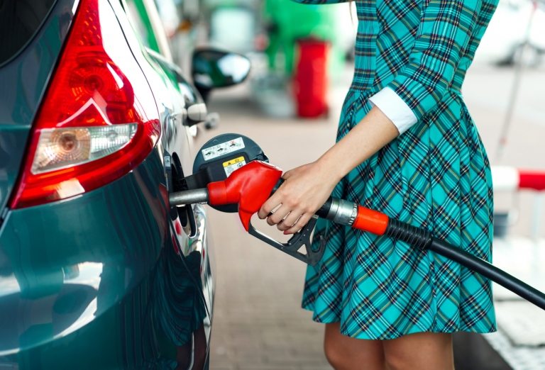 Sparar hushållskostnader Beräkna bensin för den nya bilen varje månad Håll koll på saker