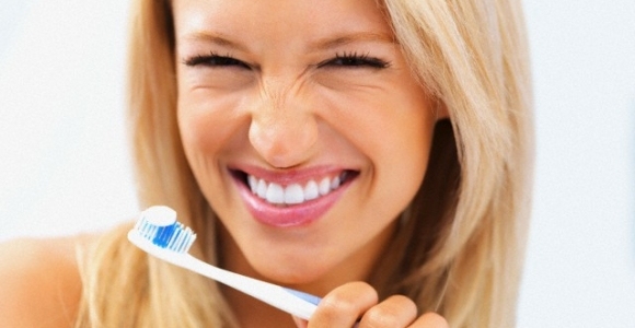 Medel mot dålig andedräkt borsta tänderna och tungan ordentligt