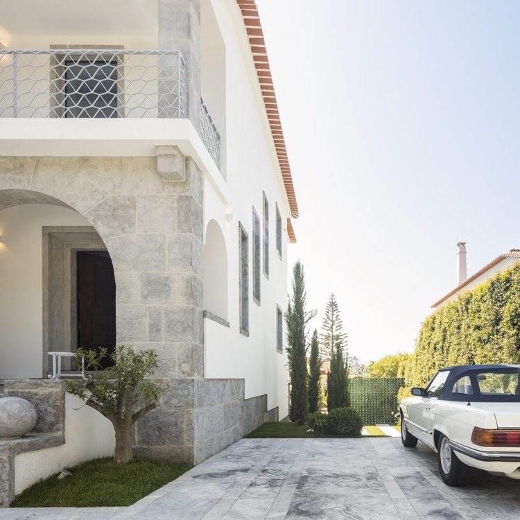 Gammal villa i Portugal renoverades med natursten på fasaden