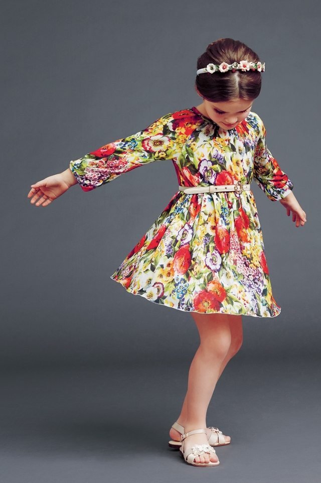 Klädsel-idéer-för-tjejer-för-första-dagen-i-skolan-blommiga-tryck-klänning-dolce-och-gabbana