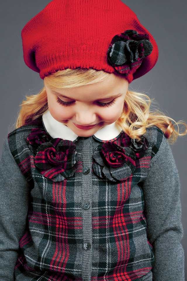 rödstickad hatt-tillbehör-blütte-höst-mode-för-tjejer-dolce-och-gabbana