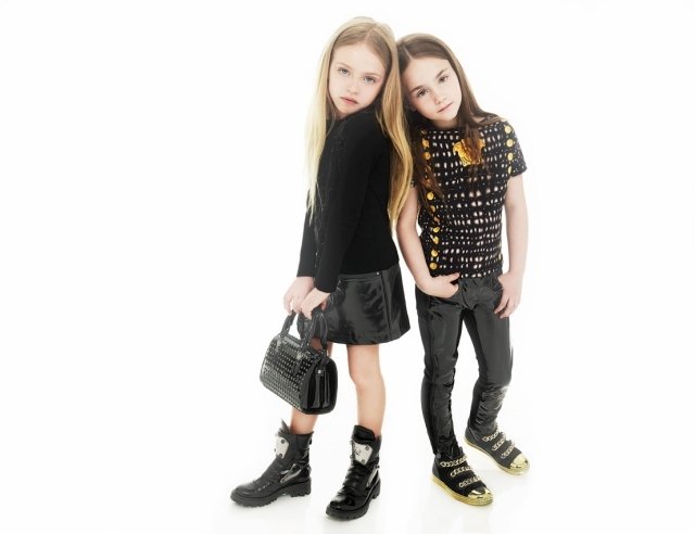 Flickor-mode-tillbaka-till-skolan-svart-guld-sneakers-kjolar-t-shirts-versace