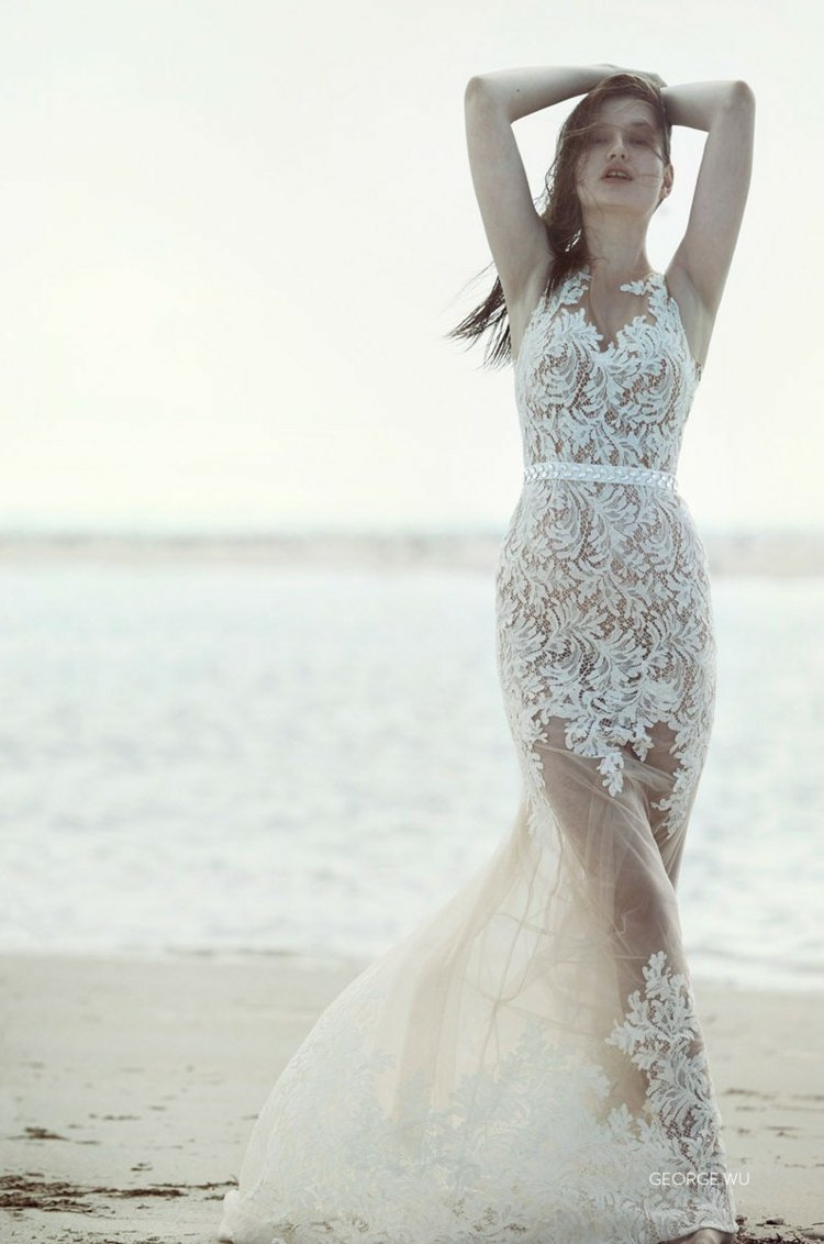 bröllopsklänning gjord av spets långärmad bälte accentuerad transparent kjol