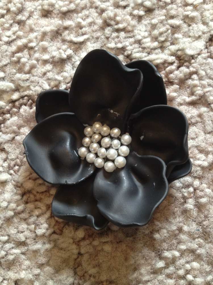 blomma-tinker-plast-sked-ganska-idé-svart-pärlor