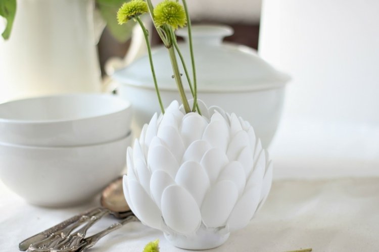 blommor-tinker-plast-sked-kronärtskocka-vit-färg-mason burkpinne