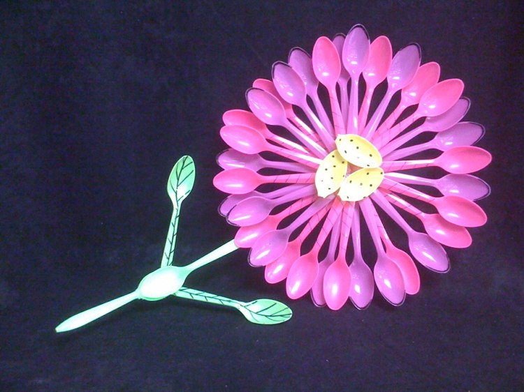 blomma-tinker-plast-sked-blomma-rosa-barn-DIY-idéer