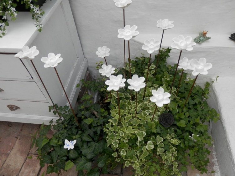 Skapa konkret idé för söta, vita blommor i blomkrukor