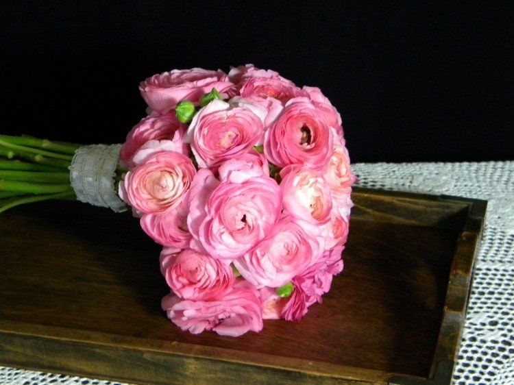 bröllop blomma idéer ranunculus-januari-rosor-alternativ-rosa-färg