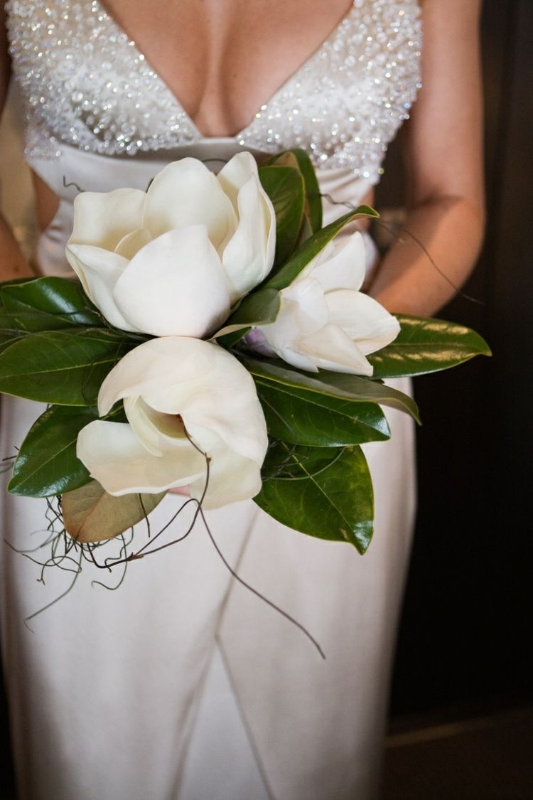bröllop-blomma-idéer-magnolia-februari-vår-design-brudklänning-pärlor