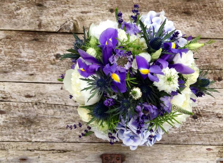 bröllop blomma idéer iris-mars-vår-blå-dekorera-brudbukett-inspiration