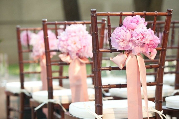 bröllop-blomma-idéer-pioner-kan-förslag-romantiska-stolar-design