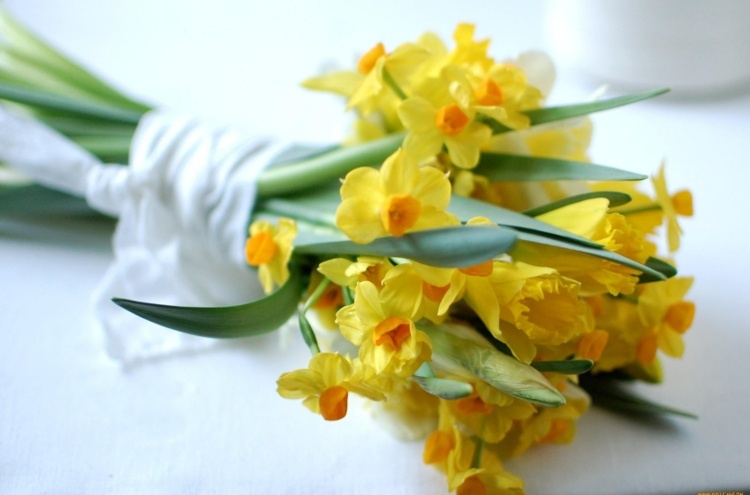 bröllop-blommor-idéer-gula-påskliljor-juni-vår-sommar-växter-ons