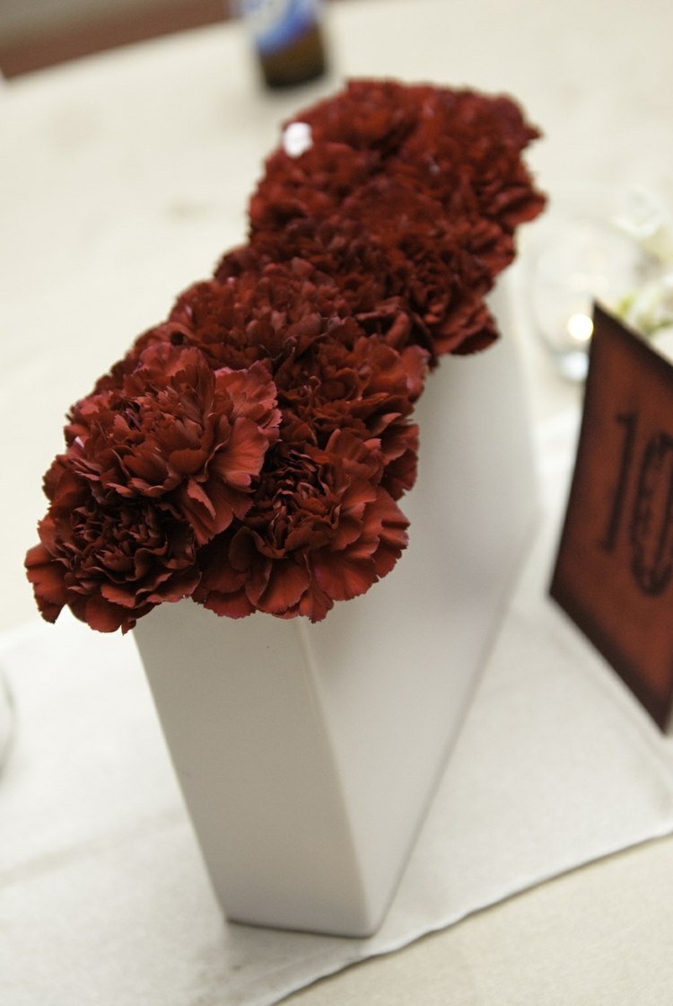 bröllop-blomma-idéer-nejlikor-röd-juli-romantisk-arrangemang-bord-dekoration
