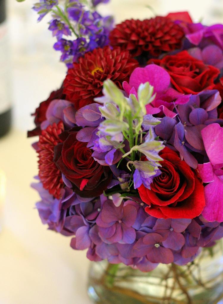 bröllop-blomma-idéer-röd-dahlia-juli-hortensia-rosor