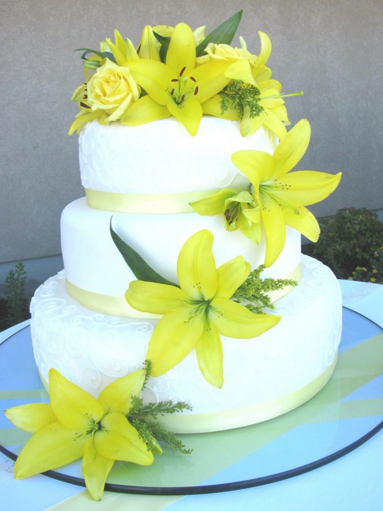 bröllop-blommor-idéer-lilja-gul-augusti-bröllop-tårta-dekorera-gul