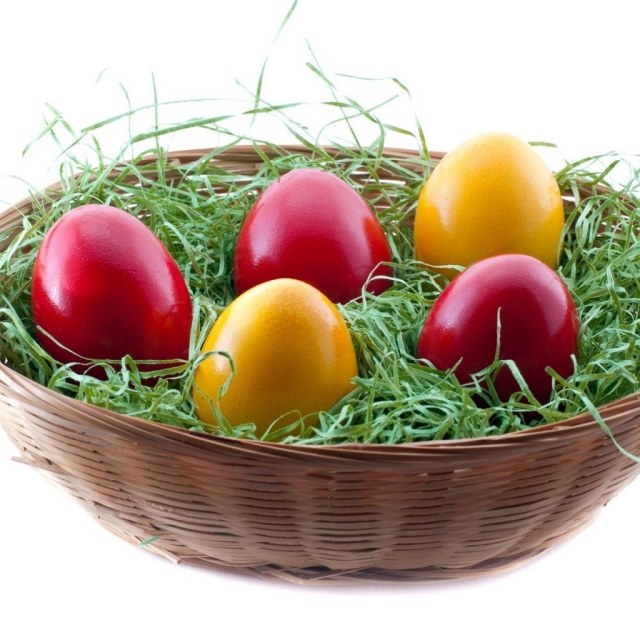 Gör din egen påskkorg väva ägg mättade färger