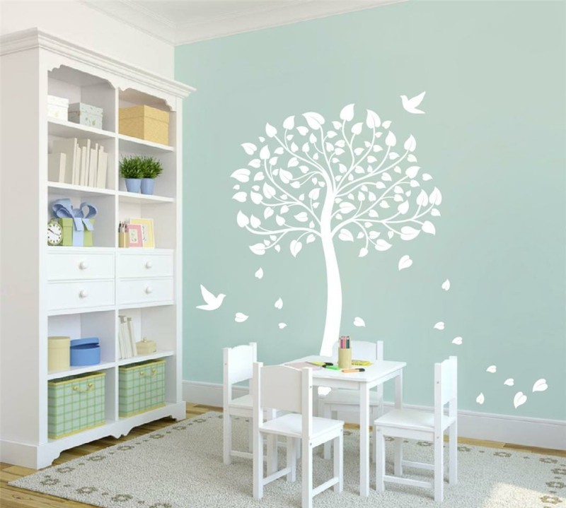 barnrum vitt väggdekal träd ljusblå väggfärg spela bordstolar