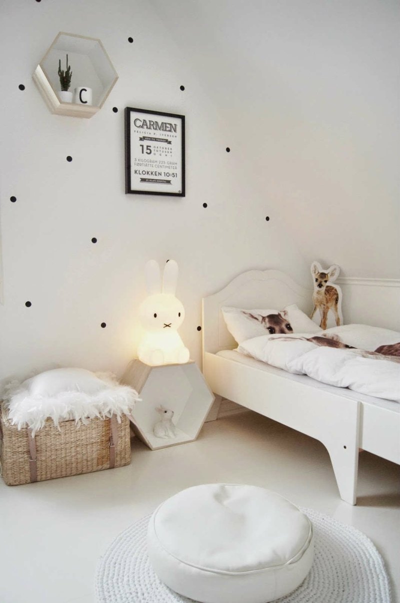 barnrum i vita subtila prickar vägg i skandinavisk stil sittdynor