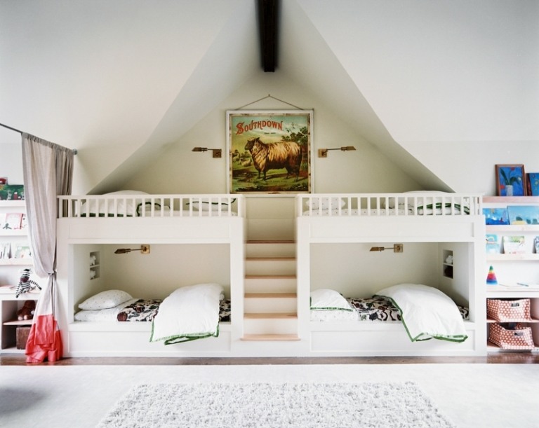 barnrum vita sängar sluttande tak praktisk trappmatta