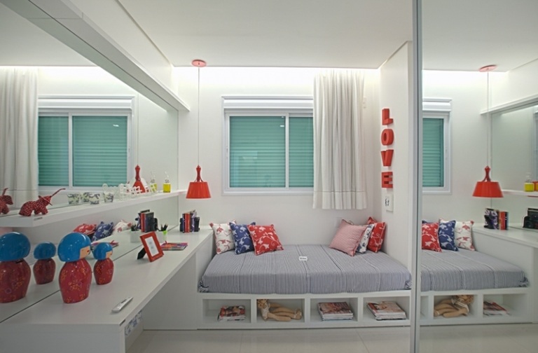 barnrum vitt spegelskåp litet rum skrivbord gardinsäng