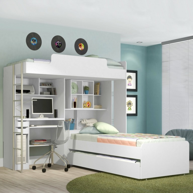 barnrum i vita moderna pojkar loft säng skrivbord hyllor blå vägg